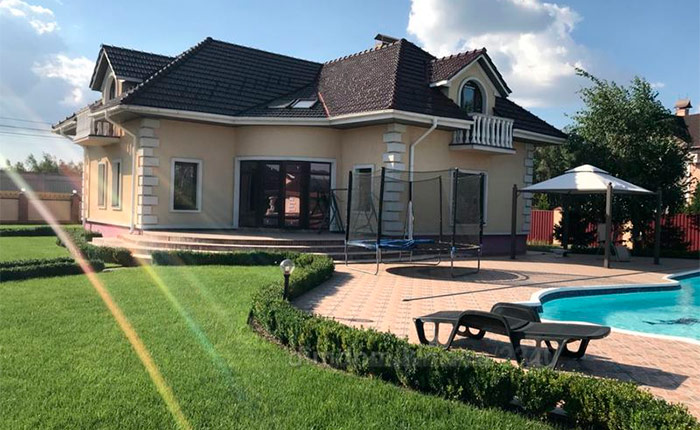 Приватні будинки та квартири